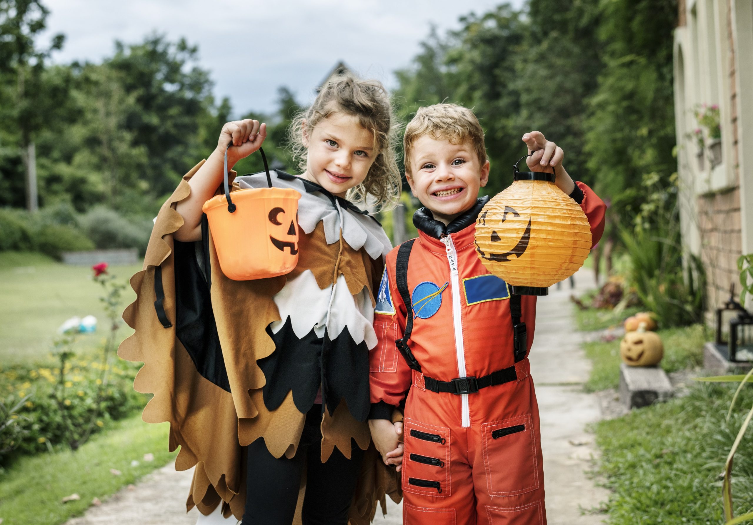 Halloween kids. Хэллоуин семья. Дети бегут вокруг стульев Хэллоуин. Друзья Хэллоуин.