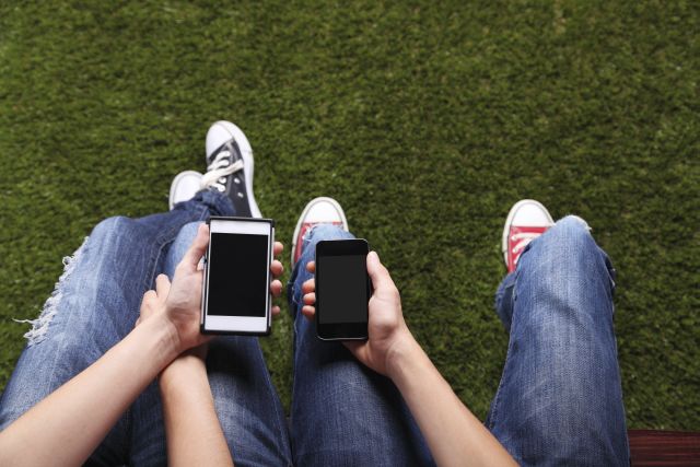  teenagers on mobile phones